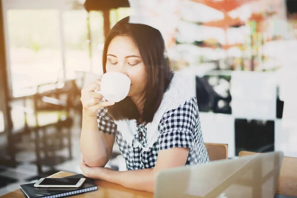 Mulher bonita sentado e beber café no café . — Fotografia de Stock