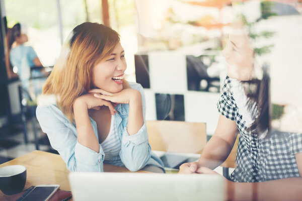 Два друга наслаждаются совместной работой.
 