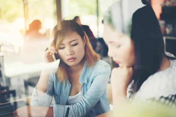 Due amici si divertono a lavorare insieme con la riflessione finestra in — Foto Stock