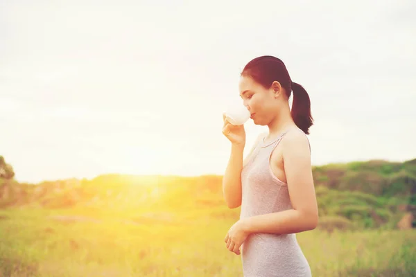 Young beautiful asian woman enjoy life and coffee at meadows in — Stock Photo, Image