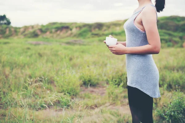 Jonge mooie Aziatische vrouw geniet van leven en koffie in meadows in — Stockfoto