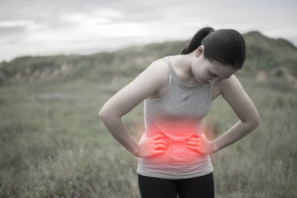 Mladá žena cítí bolesti žaludku. — Stock fotografie