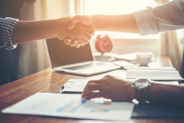 Negócios pessoas aperto de mão Saudação Deal no trabalho . — Fotografia de Stock