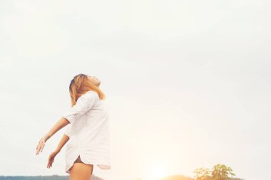 Güzel kadının kolu uyanma sonra yetiştirme fr ile keyfini çıkarın