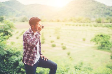 yakışıklı hipster yürüyüş sabah kahve adamla sakallı 