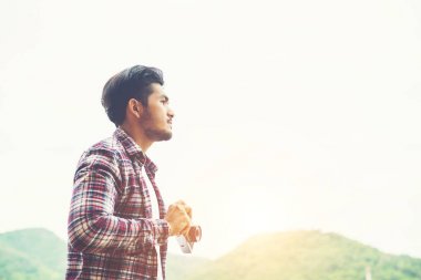 yakışıklı hipster yürüyüş sabah kahve adamla sakallı 