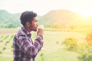 yakışıklı hipster yürüyüş sabah kahve adamla sakallı 