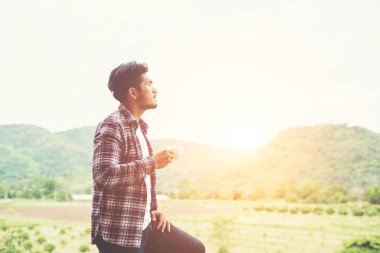 yakışıklı hipster yürüyüş sabah kahve adamla sakallı 