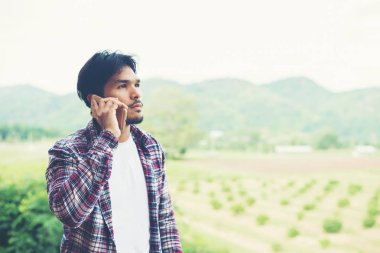 Evet, adam, gülümseyen mou dışında genç hipster sakallı