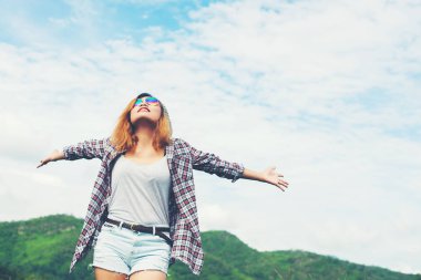 Genç güzel kadının özgürlük ve doğada yaşam