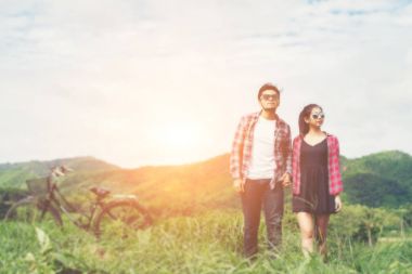 Genç hippi çift çayır relaksin üzerinde yürüme elele