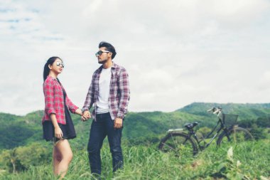 Genç hippi çift çayır relaksin üzerinde yürüme elele