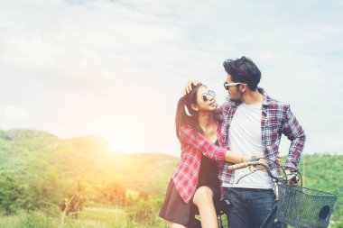 Genç hippi çift çayır relaksin üzerinde yürüme elele