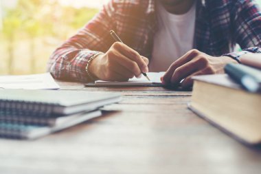 Hipster işadamı çalışma belirlemek çalışma alanı Lifestyl yazma