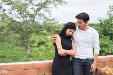 Genç yakışıklı erkek arkadaşı, üzgündü sarılma ve