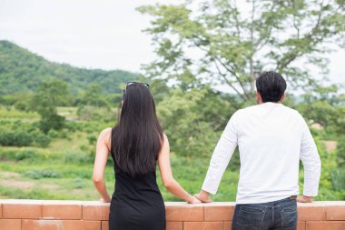 Genç çiftler doğa ve g ile sevgi, Relaxing ile elele