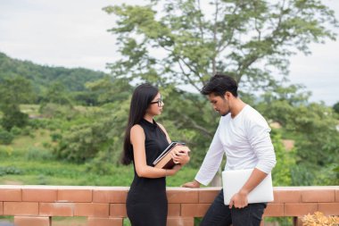 Genç eğitim çift boo okuduktan sonra eğitim söz