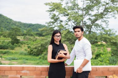 Genç eğitim çift boo okuduktan sonra eğitim söz