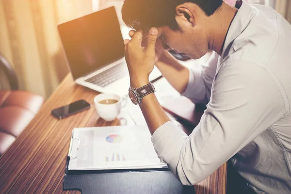 Seriös affärsman arbetar med analys finansiella på kontor. — Stockfoto