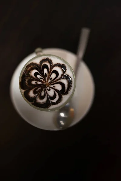 Vista superior da xícara de café com padrão de lóbulo de flor em revelar copo em — Fotografia de Stock