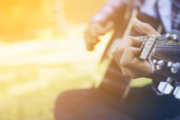 Hipster knappe jongeman beoefenen in gitaar spelen, vrijheid — Stockfoto