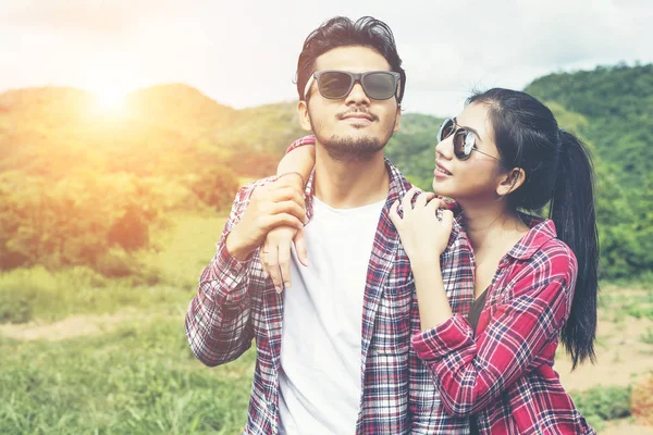 Retrato de um casal hipster feliz provocar juntos na montanha, e — Fotografia de Stock