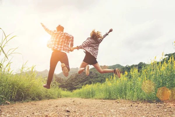 Hipster Adolescentes Saltando no campo de flores, Feliz tempo, aproveite l — Fotografia de Stock