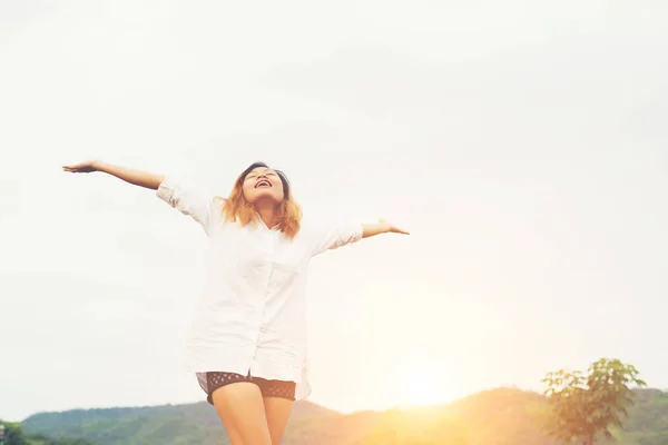 Belle donne in piedi alzando il braccio dopo il risveglio, godere con fr — Foto Stock