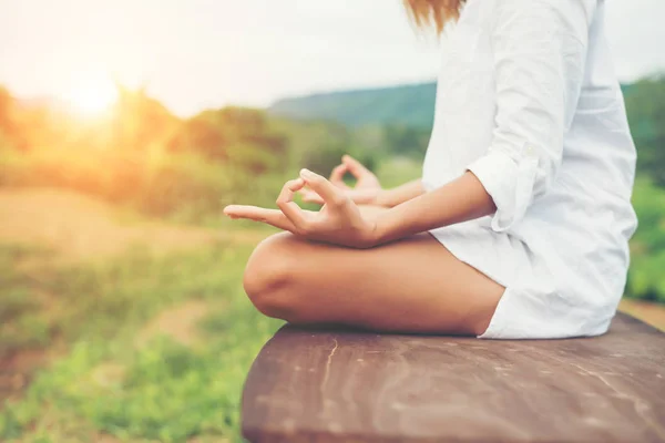 Mujer manos meditaciones de yoga y hacer un símbolo zen con su ha —  Fotos de Stock