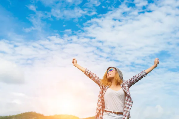 Jovem bela mulher desfrutando de liberdade e vida na natureza por trás — Fotografia de Stock