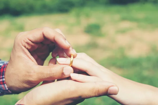 Joven pareja hipster con anillo de compromiso en la naturaleza, Dulce y — Foto de Stock