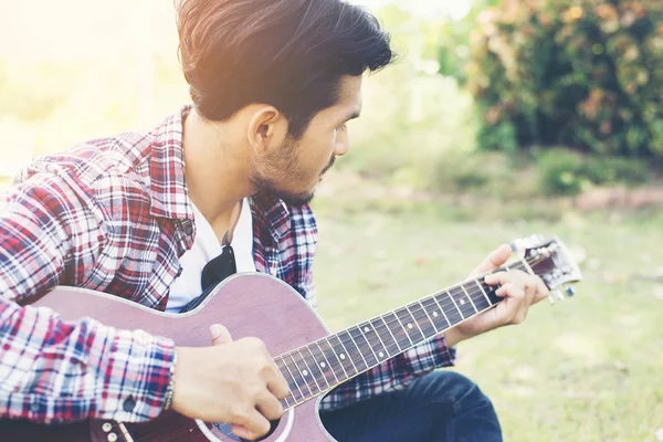 Genç hipster adam gitar parkta mutlu uygulanan ve p zevk — Stok fotoğraf