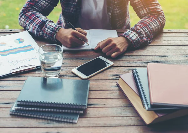 Hipster Empresario Escritura de trabajo Determinar el espacio de trabajo Lifestyl —  Fotos de Stock