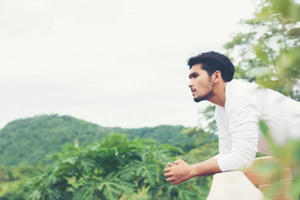 Jovem hipster homem descansando, fumar cigarro com a natureza e — Fotografia de Stock