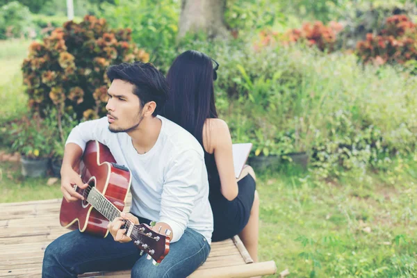 Nieumiem akustik gitar çalmak aşık genç çekici çift — Stok fotoğraf