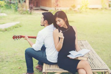 Nieumiem akustik gitar çalmak aşık genç çekici çift