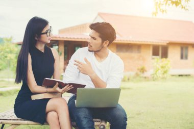 Bankta oturan genç eğitim çift çalışma hakkında konuşmak 