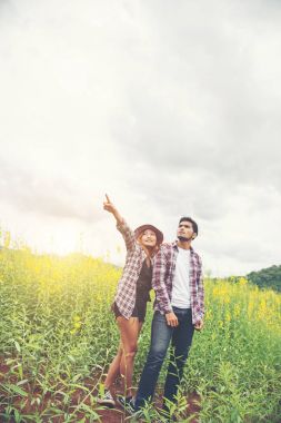 Çiçekler, Real alanında geziniyor genç hippi çift aşık