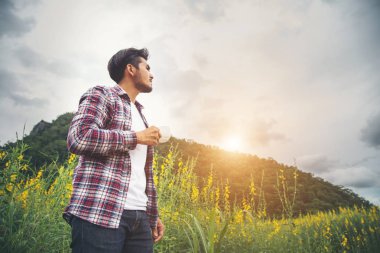 Çiçek bes yürüyüş sabah kahve ile sakallı adam