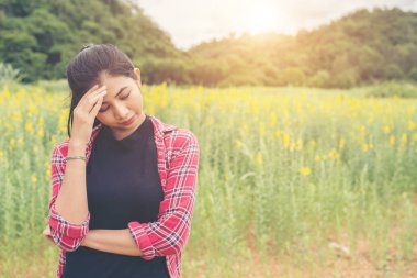 Baş ağrısı ile acı genç güzel kadın.