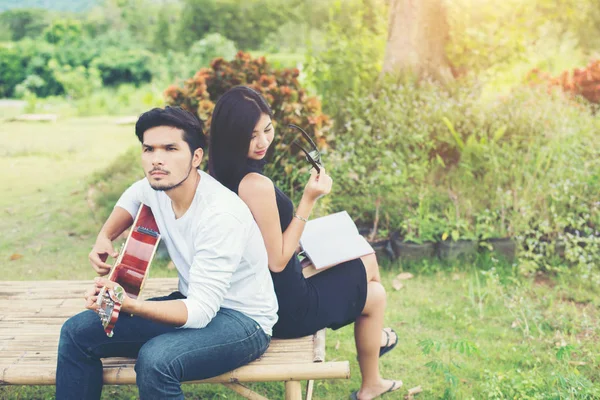 Nieumiem akustik gitar çalmak aşık genç çekici çift — Stok fotoğraf