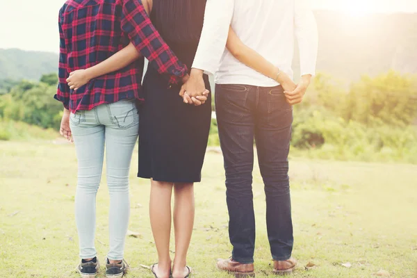 Liebes-Dreieck, Mann umarmt Frau und hält Händchen — Stockfoto