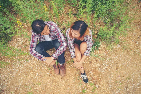 Jonge gelukkig hipster paar zitten op het gele gebied, Dating nl — Stockfoto