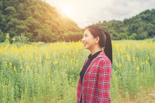 Gelukkig mooie jongedame genieten van zomer in gele bloem fie — Stockfoto