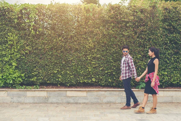 Hipster νεαρό ζευγάρι κρατώντας τα χέρια περπατώντας στα αστικά. — Φωτογραφία Αρχείου