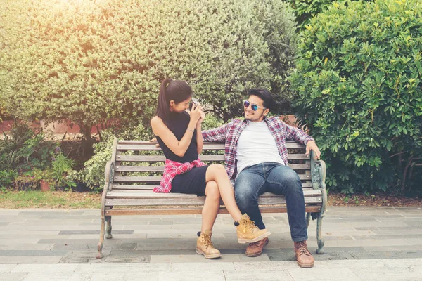 Young hipster couple teenagers in love in the city, Summer holid — Stock Photo, Image
