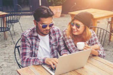 Genç hippi çift sahip söz içme smilin gülüyor eğlenceli