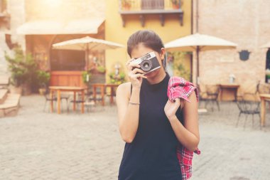 Retro kamera, Vintage retro tarzı olarak genç güzel kadın