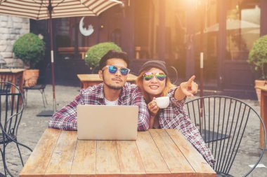 Genç hippi çift sahip söz içme smilin gülüyor eğlenceli