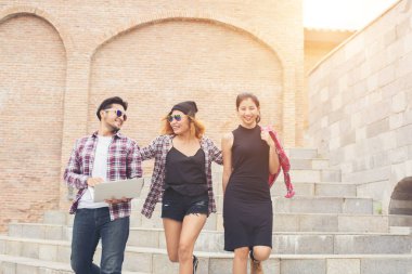 Grup mutlu hipster genç öğrenci merdivenlerden aşağı yürüyüş 